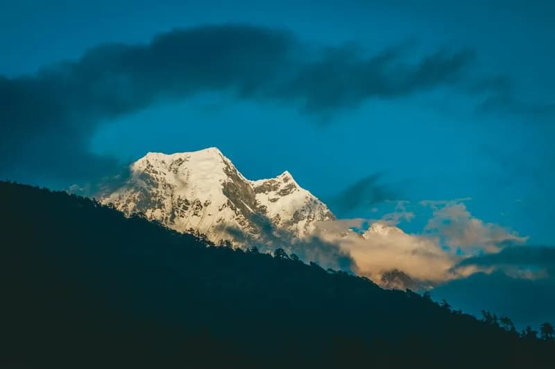 mustang_cloud_mountains